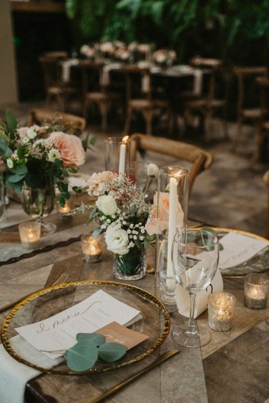Table de mariage décorée avec fleurs, verrerie et bougies dans une ambiance élégante