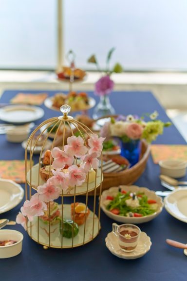 Présentoir de bouchées cocktail et décoration florale pour réception de mariage